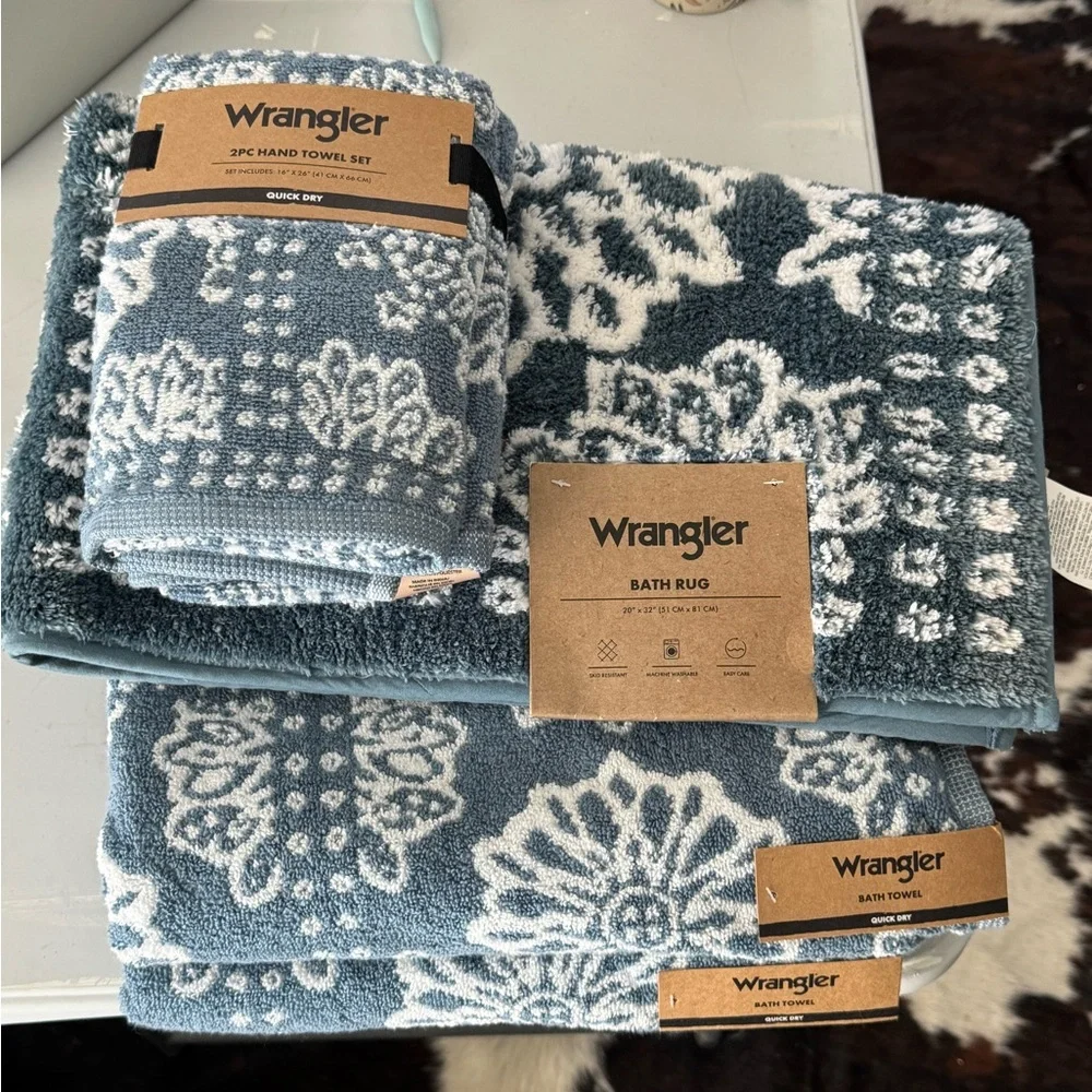 Wrangler light Blue flower bandana patterned towels and bath mat set - NWT - Picture 2 of 13